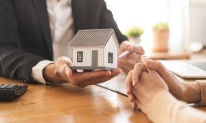 Môi giới nhà đất cơ hội cho người mới.