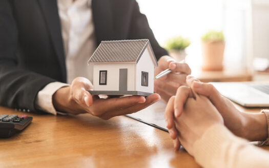 Môi giới nhà đất cơ hội cho người mới.