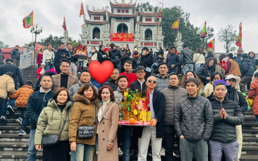 Dâng lễ đền Bà Chúa Kho