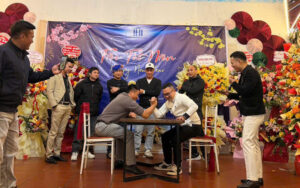 Trò chơi vật tay giữa các thành viên công ty