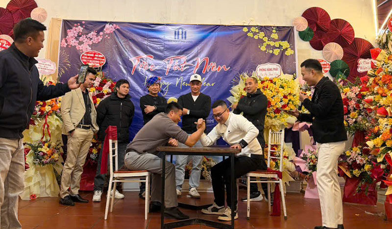 Trò chơi vật tay giữa các thành viên công ty