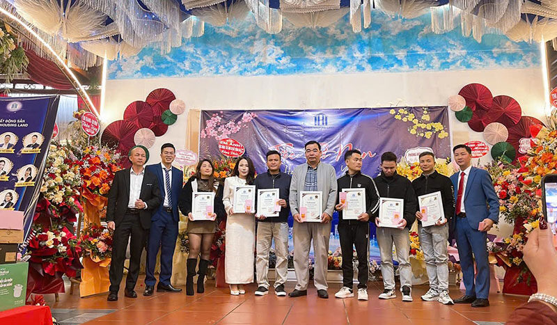 Vinh danh các cá nhân có thành tích xuất sắc trong năm